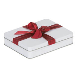 Mehldosen: kleine Pralinenschachtel aus Blech; rechteckige Stülpdeckeldose aus Weißblech. Weiß, mit aufgedrucktem rotem Geschenkband.