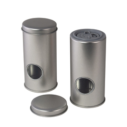 Salzdosen: Dose für Gewürze; runde Stülpdeckeldose aus Weißblech, mit Sichtfenster im Rumpf und Streueinsatz aus Kunststoff.