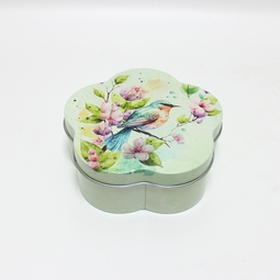 Sonderformen: Korbdose mit Frühlingsmotiv und Singvogel als Geschenkverpackung für Ostern. Stülpdeckeldose in Blütenform aus Weißblech. Draufsicht auf Deckel