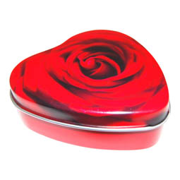 Eindrückdeckeldosen: kleine Dose in Herzform, rot, mit Rosenmotiv; herzförmige Stülpdeckeldose, aus Weißblech.