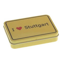 SALE: I love Stuttgart; rechteckige Scharnierdeckeldose, gelb, bedruckt im Ortsschild-Design, aus Weißblech.