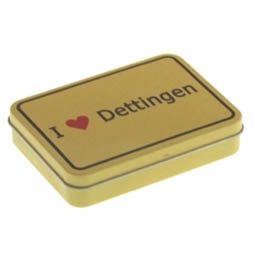 SALE: I love Dettingen; rechteckige Scharnierdeckeldose, gelb, bedruckt im Ortsschild-Design, aus Weißblech.